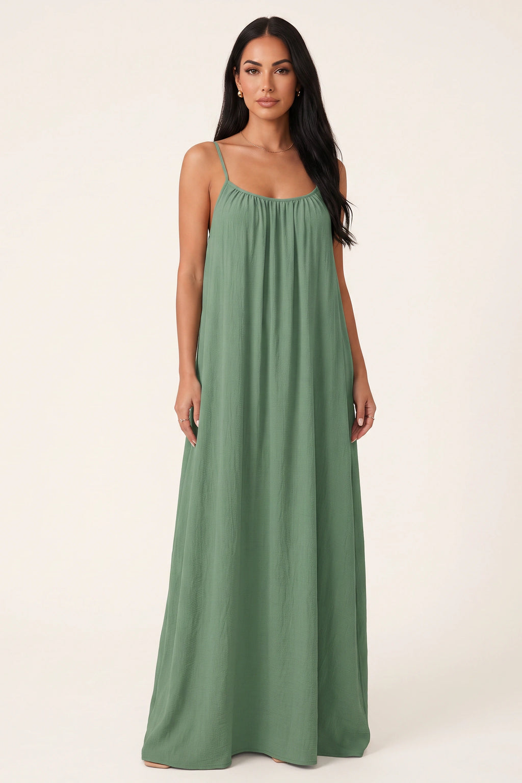 Robe longue casual dos nu Maé couleur Vert clair portée de face par Camille cheveux détachés, fines bretelles, coupe fluide et allure robe casual chic femme sur fond clair