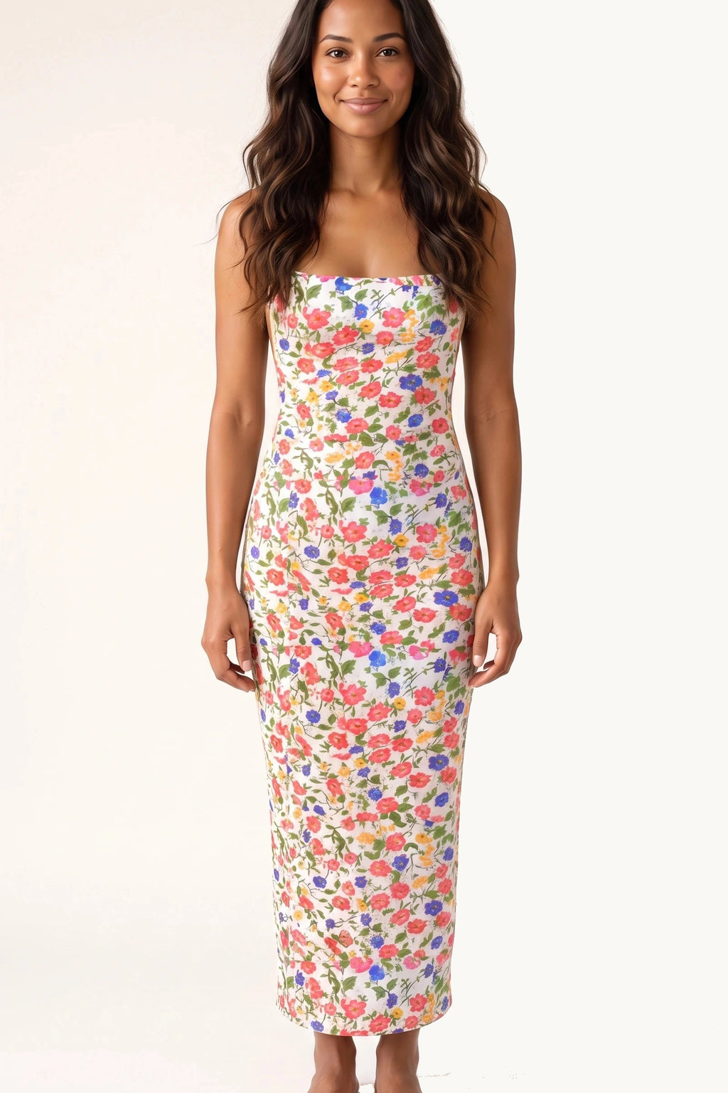 Robe moulante longue fleurie Livia blanc portée de face par mannequin métisse cheveux longs, imprimé floral et fines bretelles