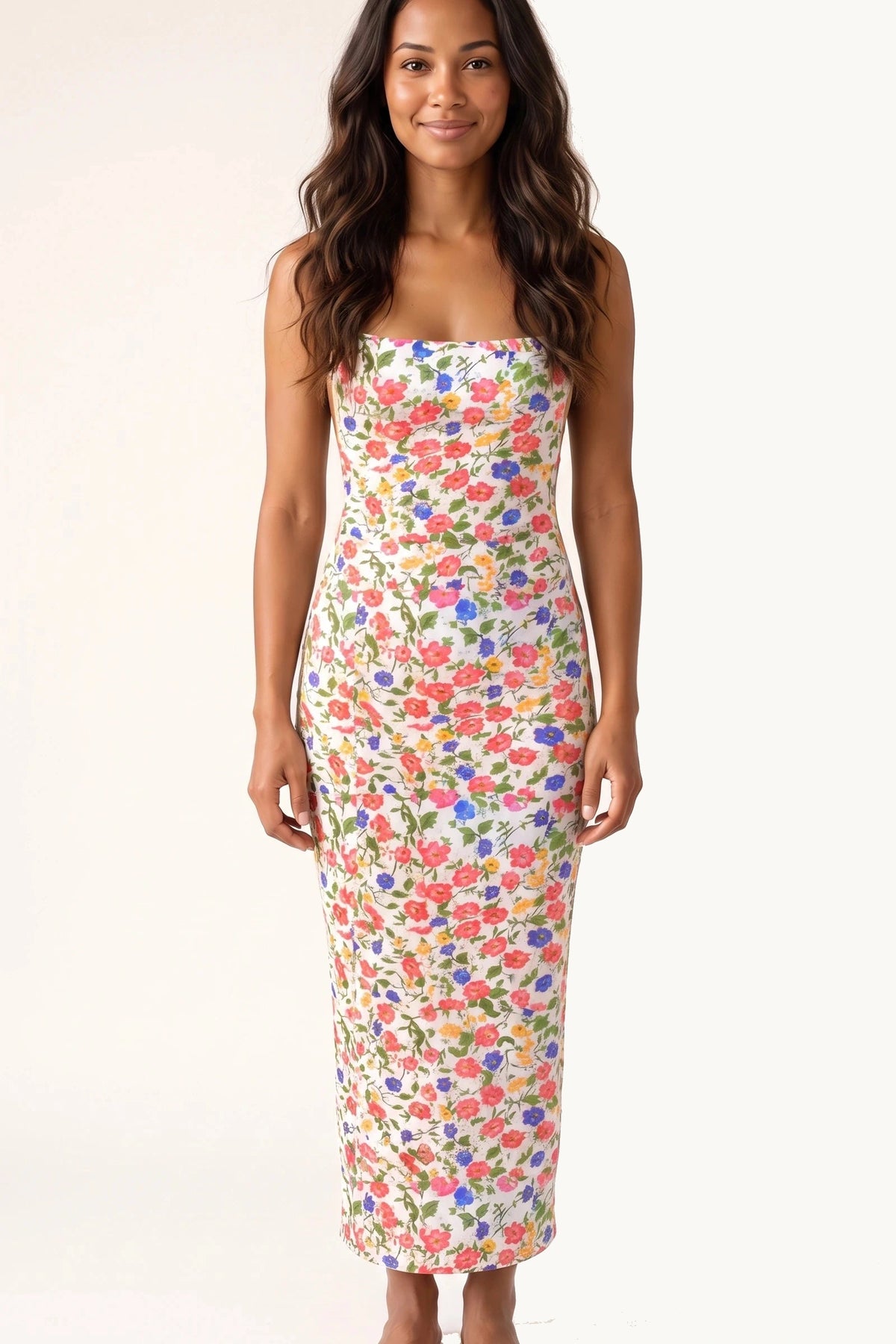 Robe moulante longue fleurie Livia blanc portée de face par mannequin métisse cheveux longs, imprimé floral et fines bretelles