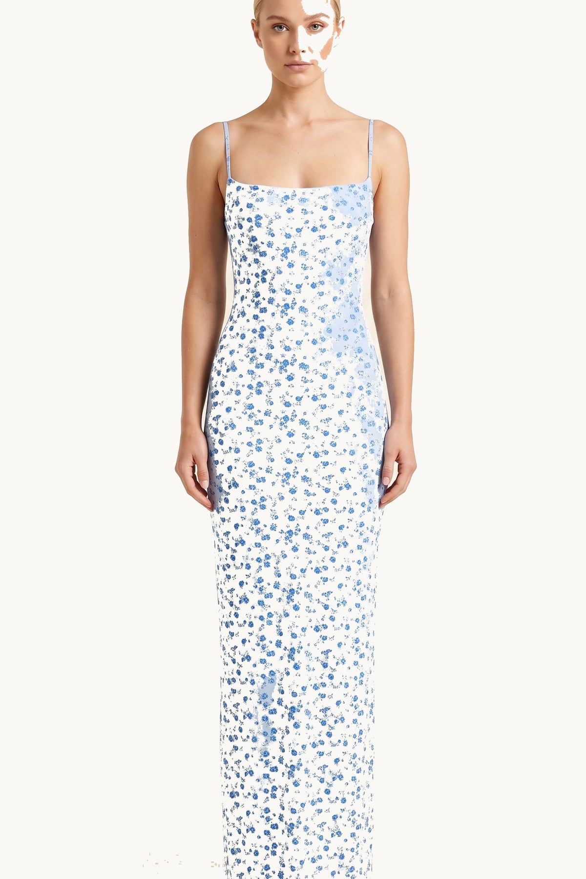 Robe moulante longue fleurie Livia bleu portée de face par Chloé, imprimé floral et fines bretelles sur fond neutre clair