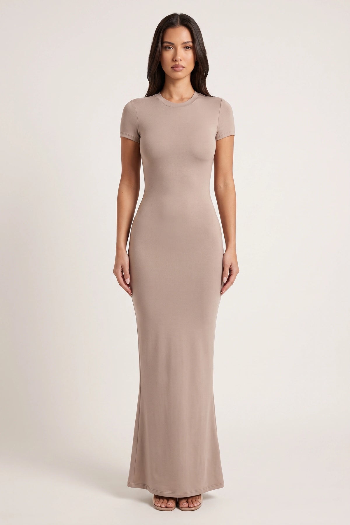 Robe moulante longue Mila beige café portée de face par Camille sur fond neutre clair, col rond et coupe ajustée élégante