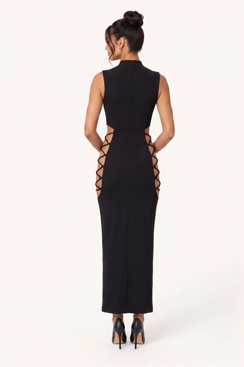Robe moulante longue sexy Naya noire vue de dos sur la mannequin Diane, coupe cheville près du corps et laçage croisé sur les côtés