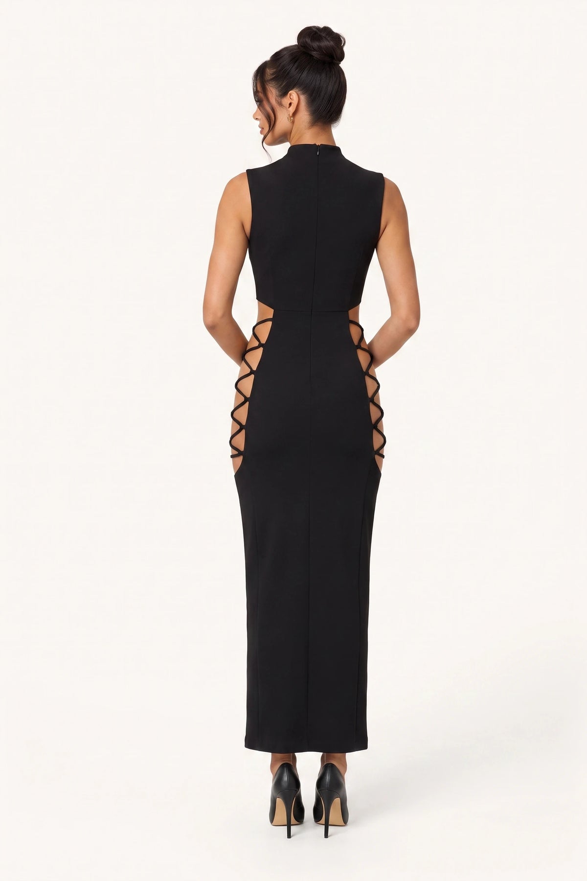 Robe moulante longue sexy Naya noire vue de dos sur la mannequin Diane, coupe cheville près du corps et laçage croisé sur les côtés