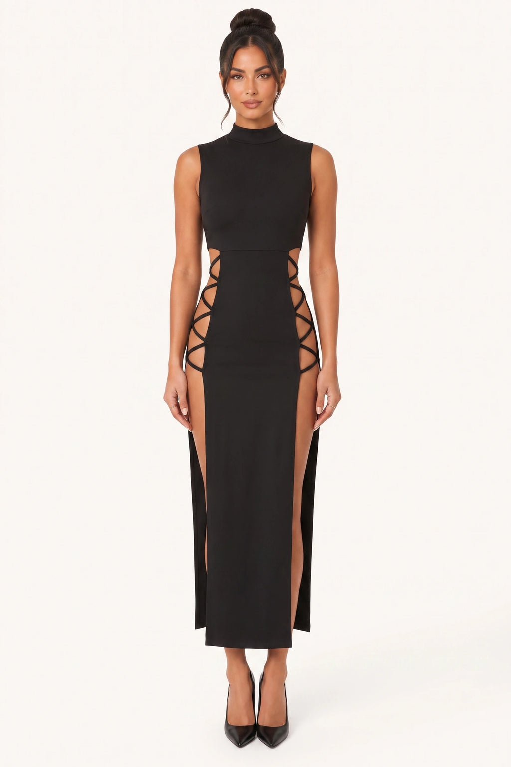 Robe moulante sexy longue à lacets Naya noire portée de face par la mannequin Diane, col montant sans manches, découpes latérales et laçage croisé