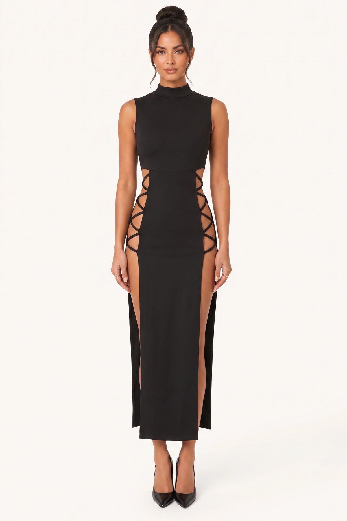 Robe moulante sexy longue à lacets Naya noire portée de face par la mannequin Diane, col montant sans manches, découpes latérales et laçage croisé