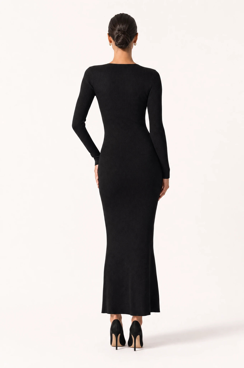 Robe noire moulante manches longues Margaux portée de dos par Nath, dos entièrement couvert