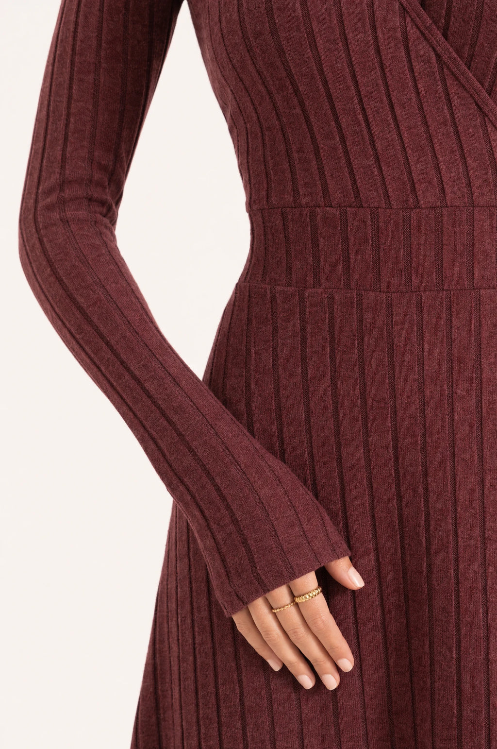 Gros plan maille côtelée et couture taille de la robe pull brique Adèle, détail tissu