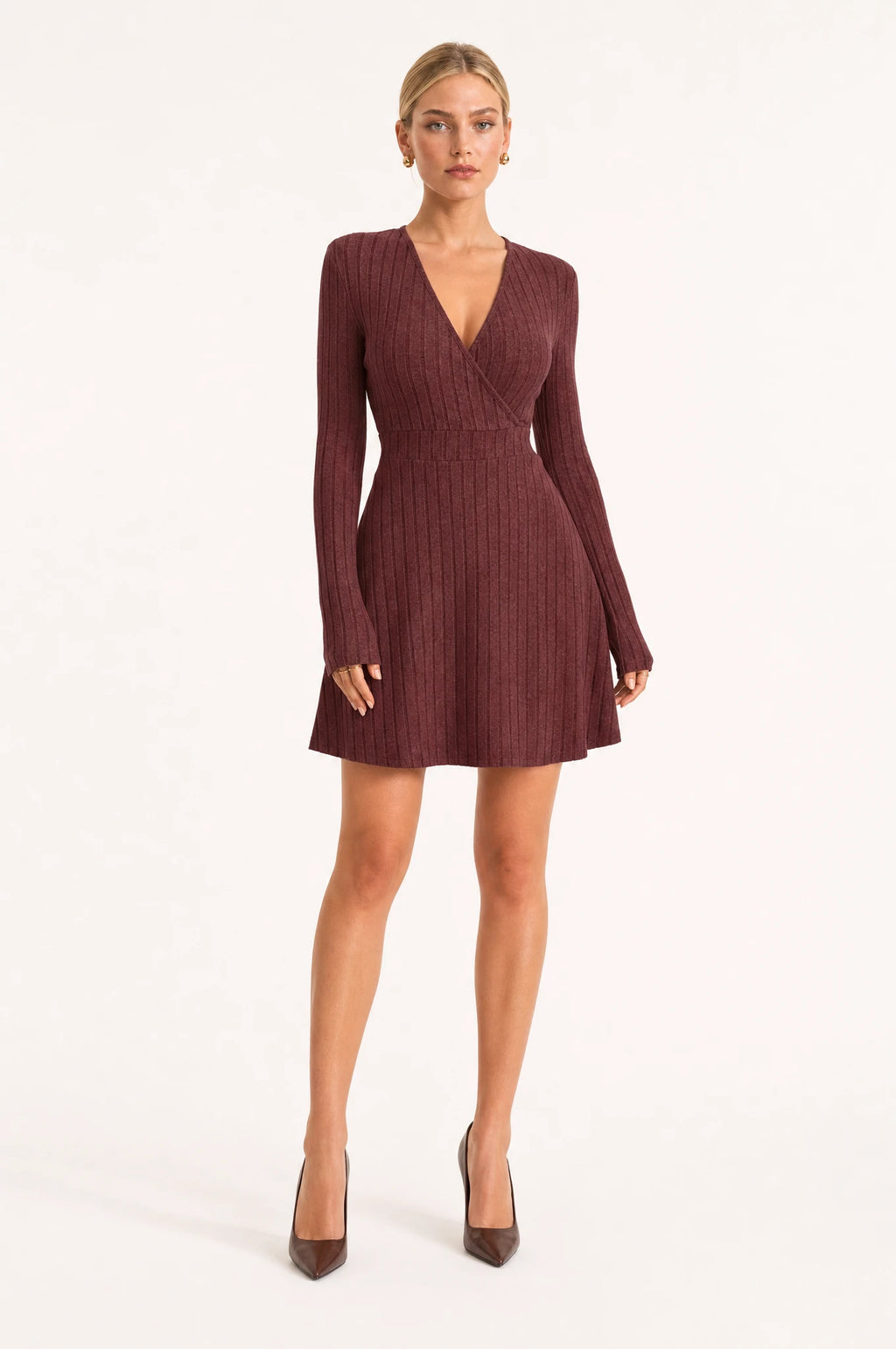 Robe pull cache coeur brique Adèle portée de face par Sophie, décolleté croisé