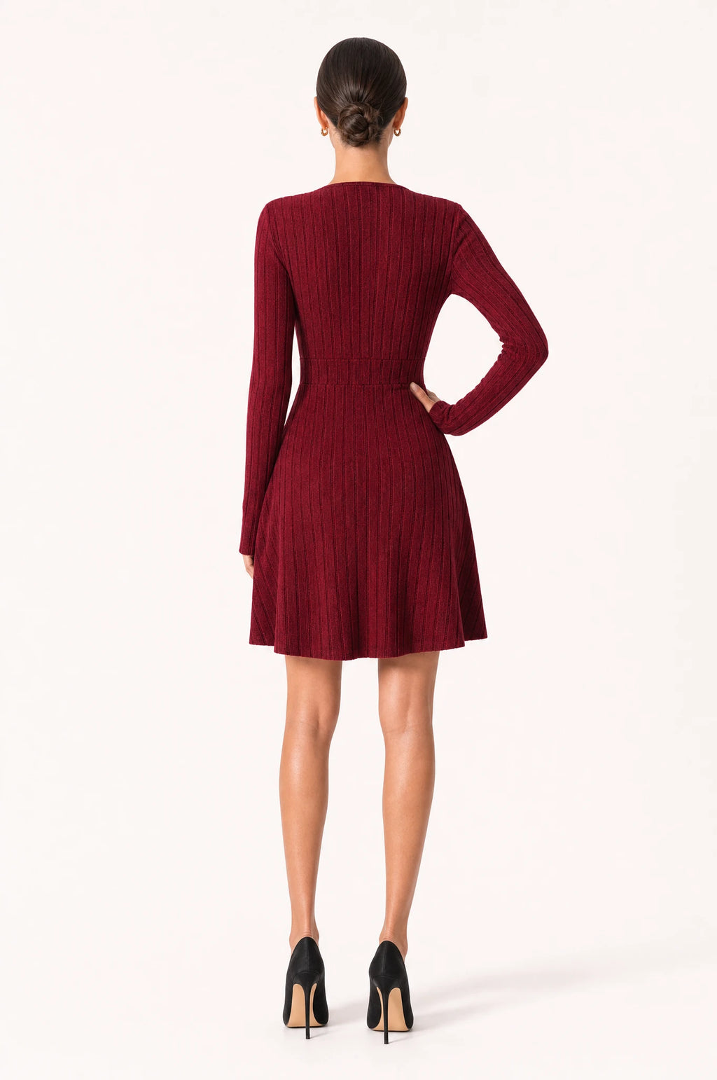 Robe pull rouge cache coeur Victoire portée de dos par Nath, dos entièrement couvert en maille côtelée sans découpe, taille marquée, jupe évasée courte, coupe ajustée et confortable pour une tenue d'automne hiver