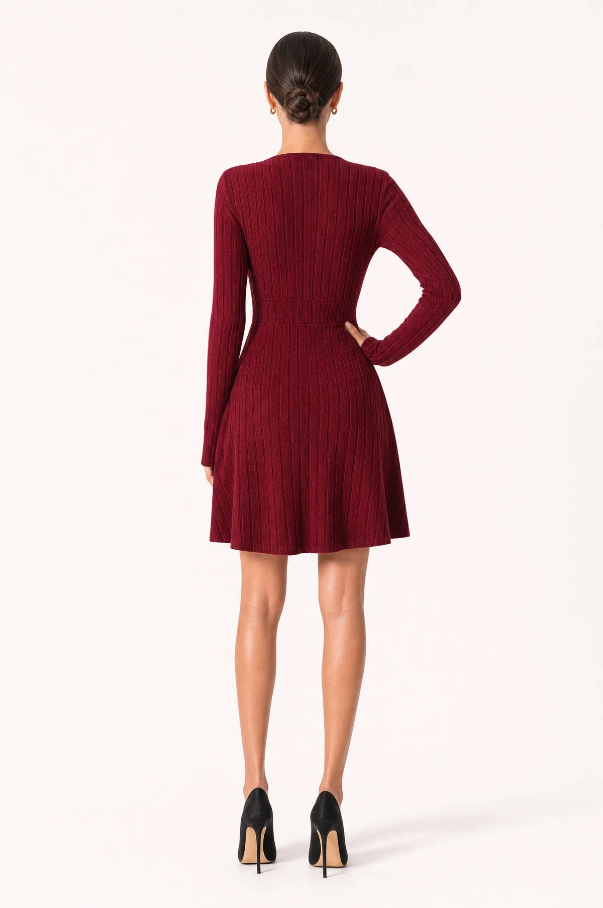 Robe pull rouge cache coeur Victoire portée de dos par Nath, dos entièrement couvert en maille côtelée sans découpe, taille marquée, jupe évasée courte, coupe ajustée et confortable pour une tenue d'automne hiver