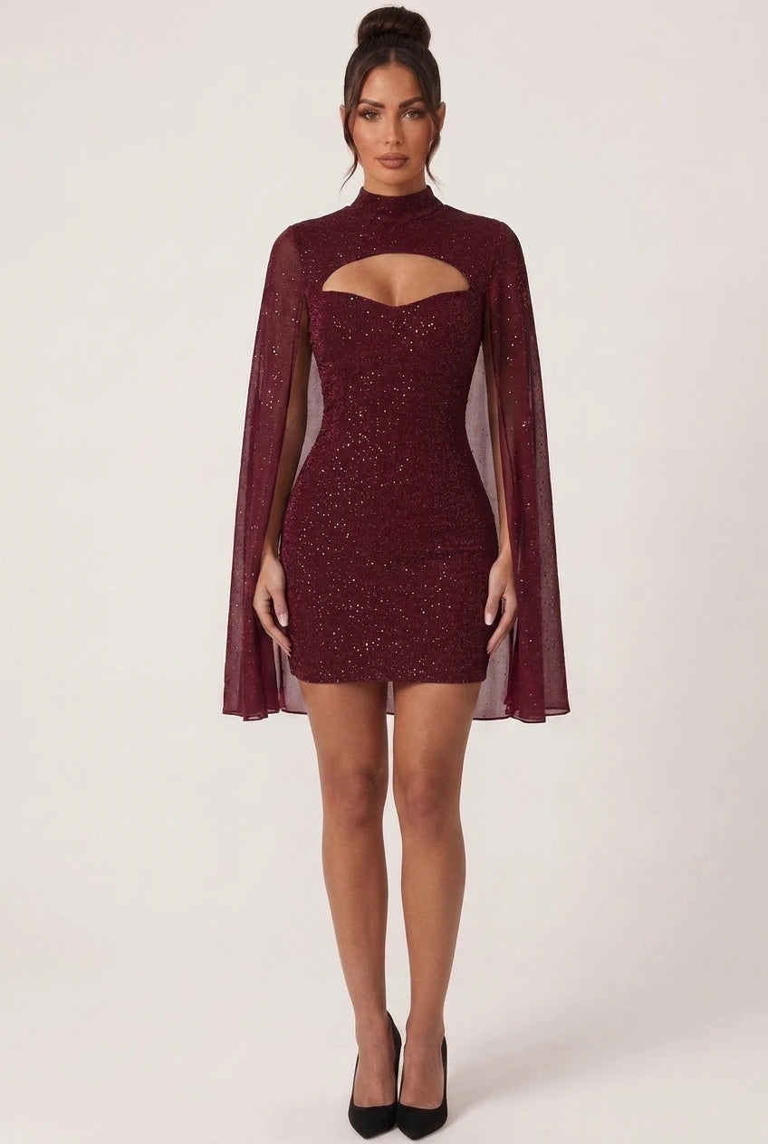 Robe sexy courte pailletée bordeaux à cape Célia portée par Camille sur fond clair