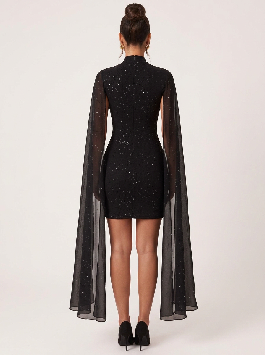 Robe sexy courte pailletée noire à cape Célia portée de dos par Camille