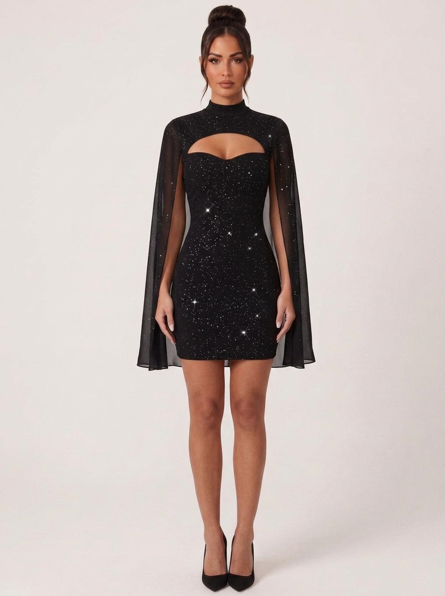 Robe sexy courte pailletée noire à cape Célia portée par Camille sur fond clair