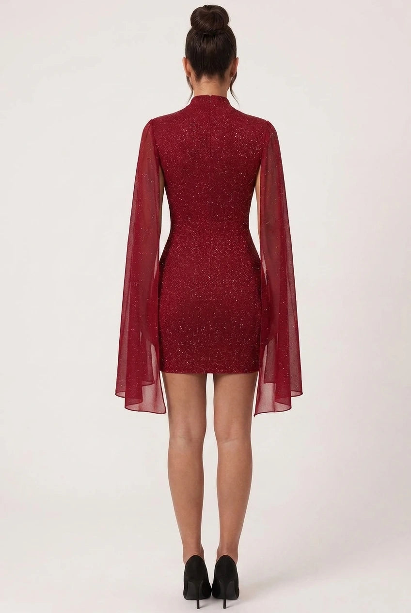 Robe sexy courte pailletée rouge à cape Célia portée de dos par Camille