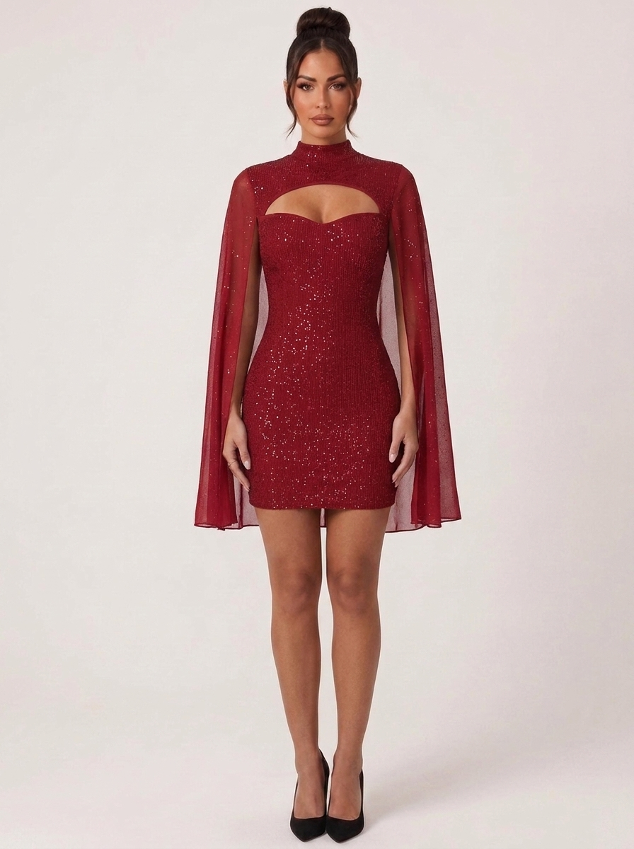 Robe sexy courte pailletée rouge à cape Célia portée par Camille sur fond clair