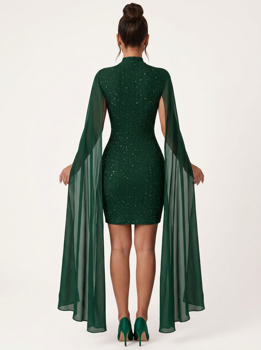 Robe sexy courte pailletée vert foncé à cape Célia portée de dos par Camille