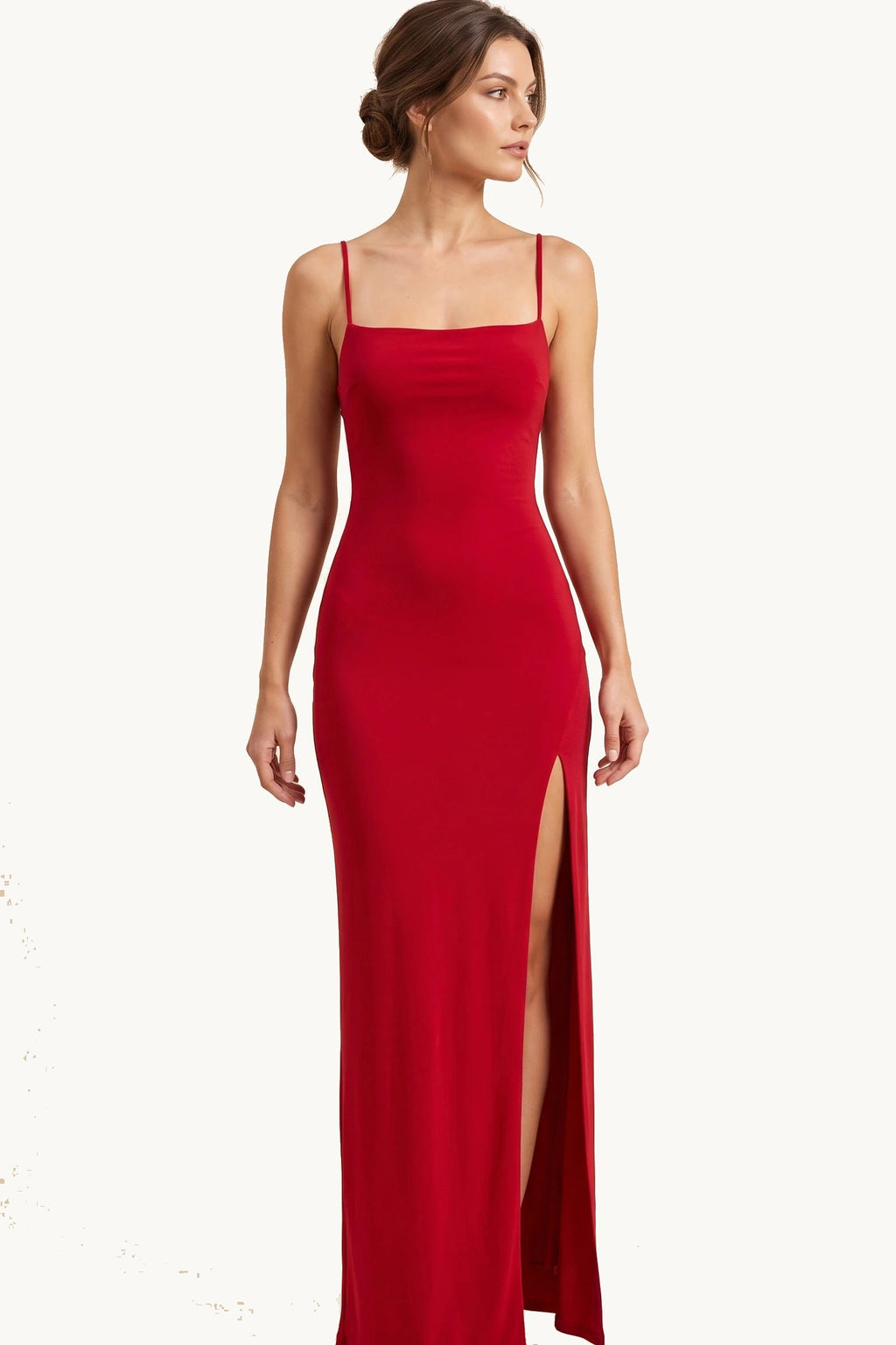 Robe sexy longue dos nu Selena rouge portée de face par Élena, encolure droite, fines bretelles et fente côté