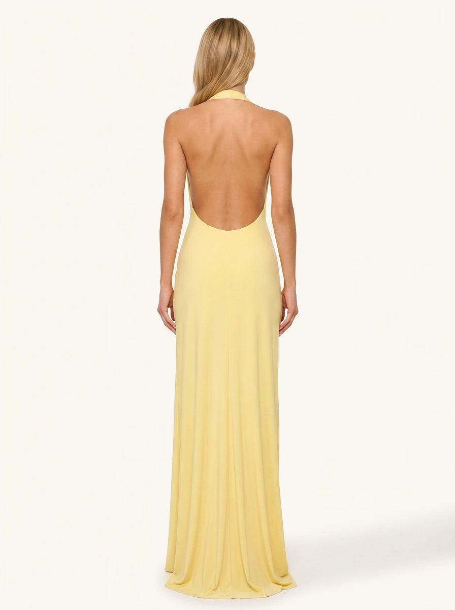 Robe sexy longue fendue dos nu jaune pastel Solène portée de dos par Chloé