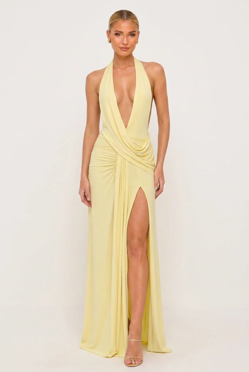 Robe sexy longue fendue jaune pastel Solène portée par Chloé sur fond clair Image