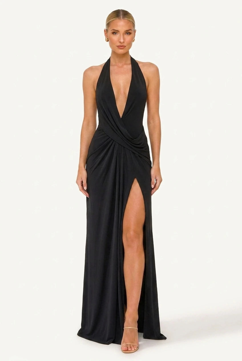 Robe sexy longue fendue noire Solène portée par Chloé sur fond clair