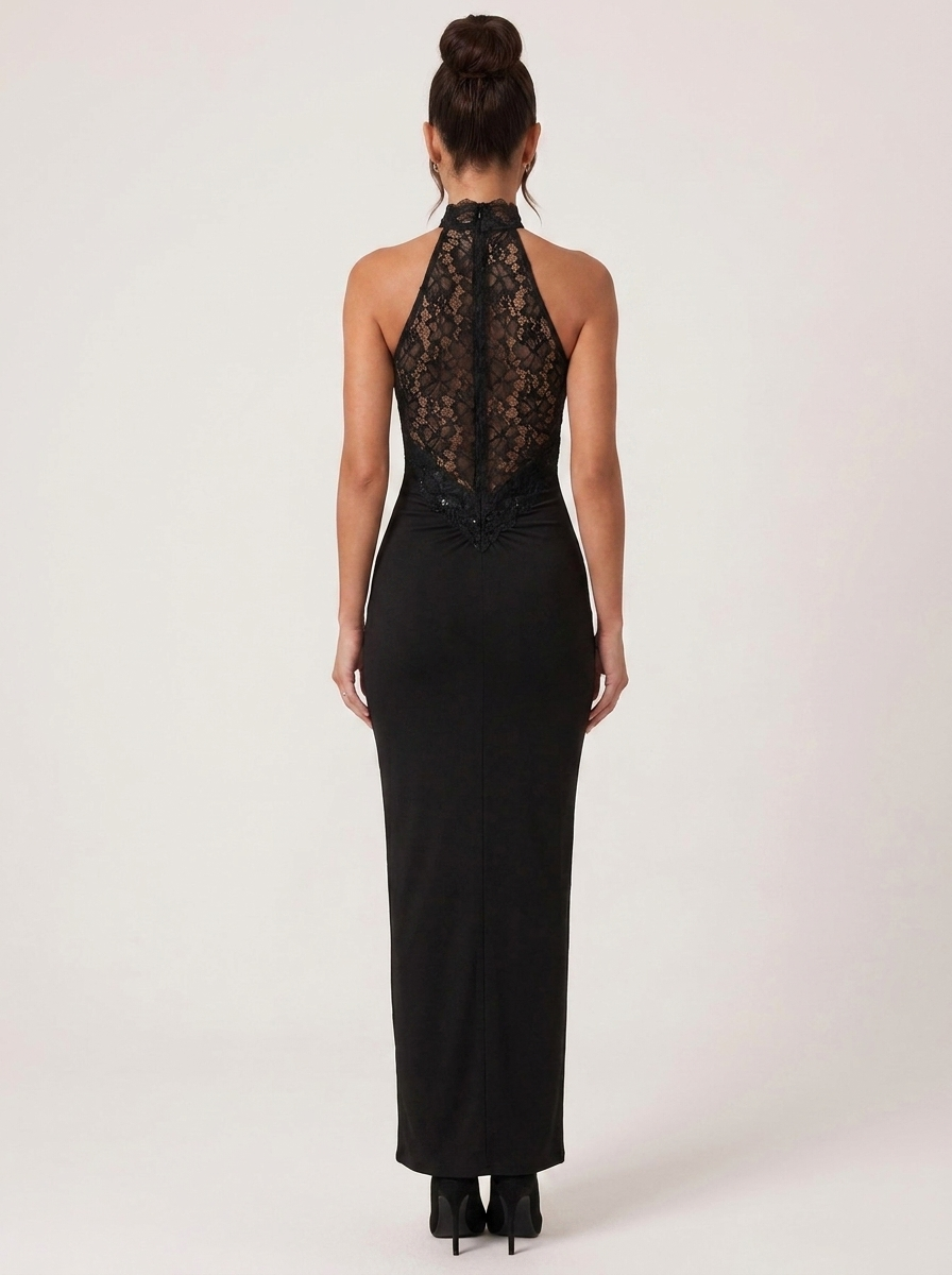 Dos de la robe sexy longue noire en dentelle halter Éria portée par Camille