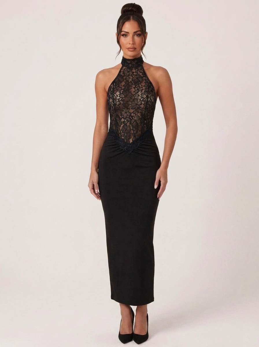Robe sexy longue noire en dentelle halter Éria portée par Camille sur fond clair
