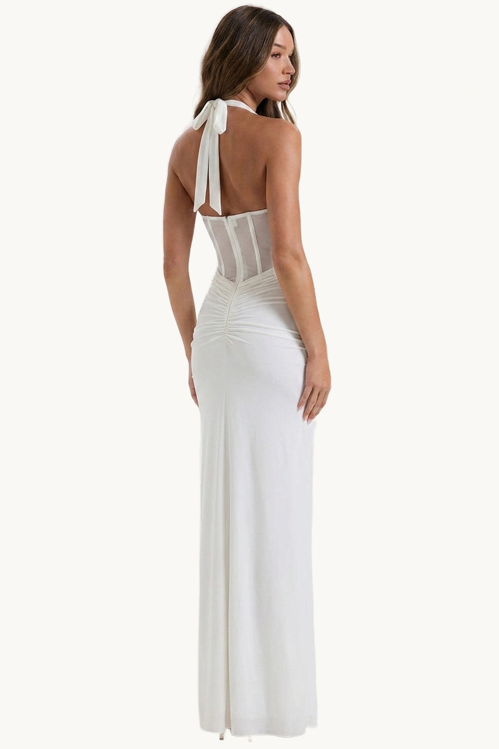 Robe sexy longue dos nu Mira blanche studio dos, fond studio neutre clair, portée par Camille cheveux détachés de dos, robe longue blanche dos nu et jupe fluide