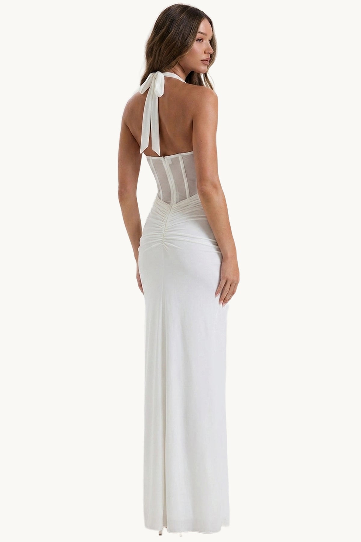 Robe sexy longue dos nu Mira blanche studio dos, fond studio neutre clair, portée par Camille cheveux détachés de dos, robe longue blanche dos nu et jupe fluide