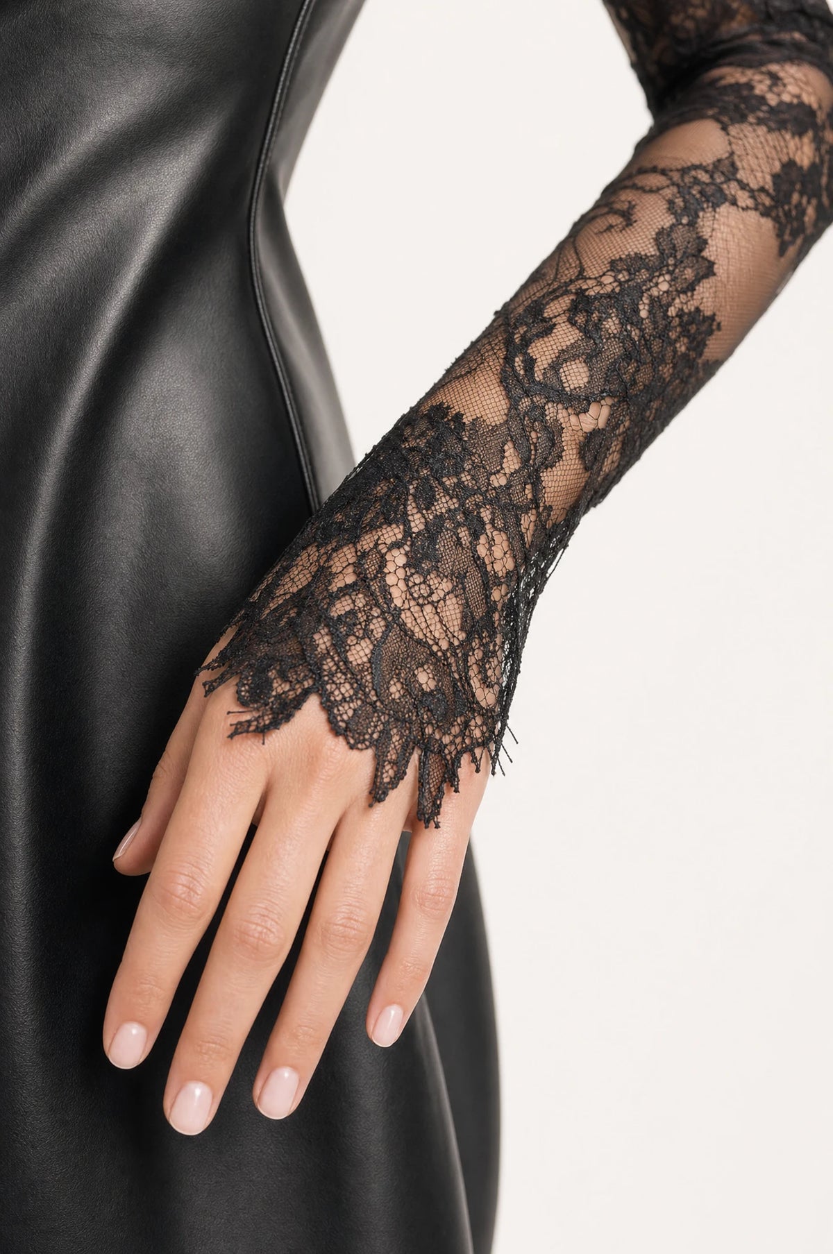 Gros plan manche en dentelle florale et simili cuir de la robe Nina, détail tissu
