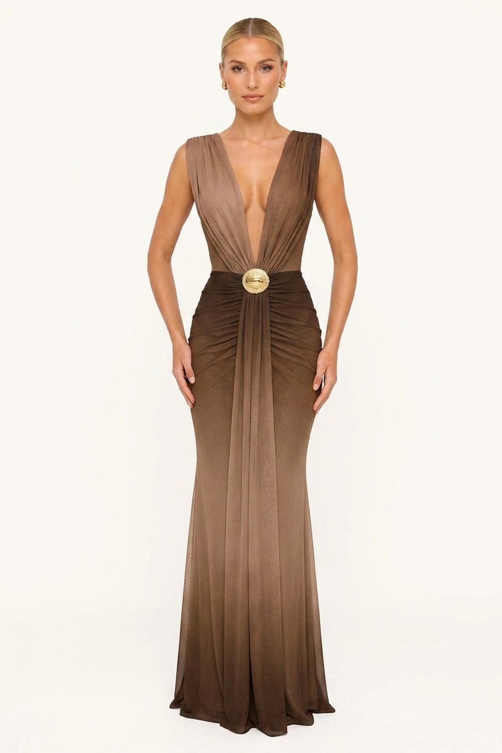 Robe sirène longue drapée Calypso marron glacé portée de face par Chloé avec coquillage doré
