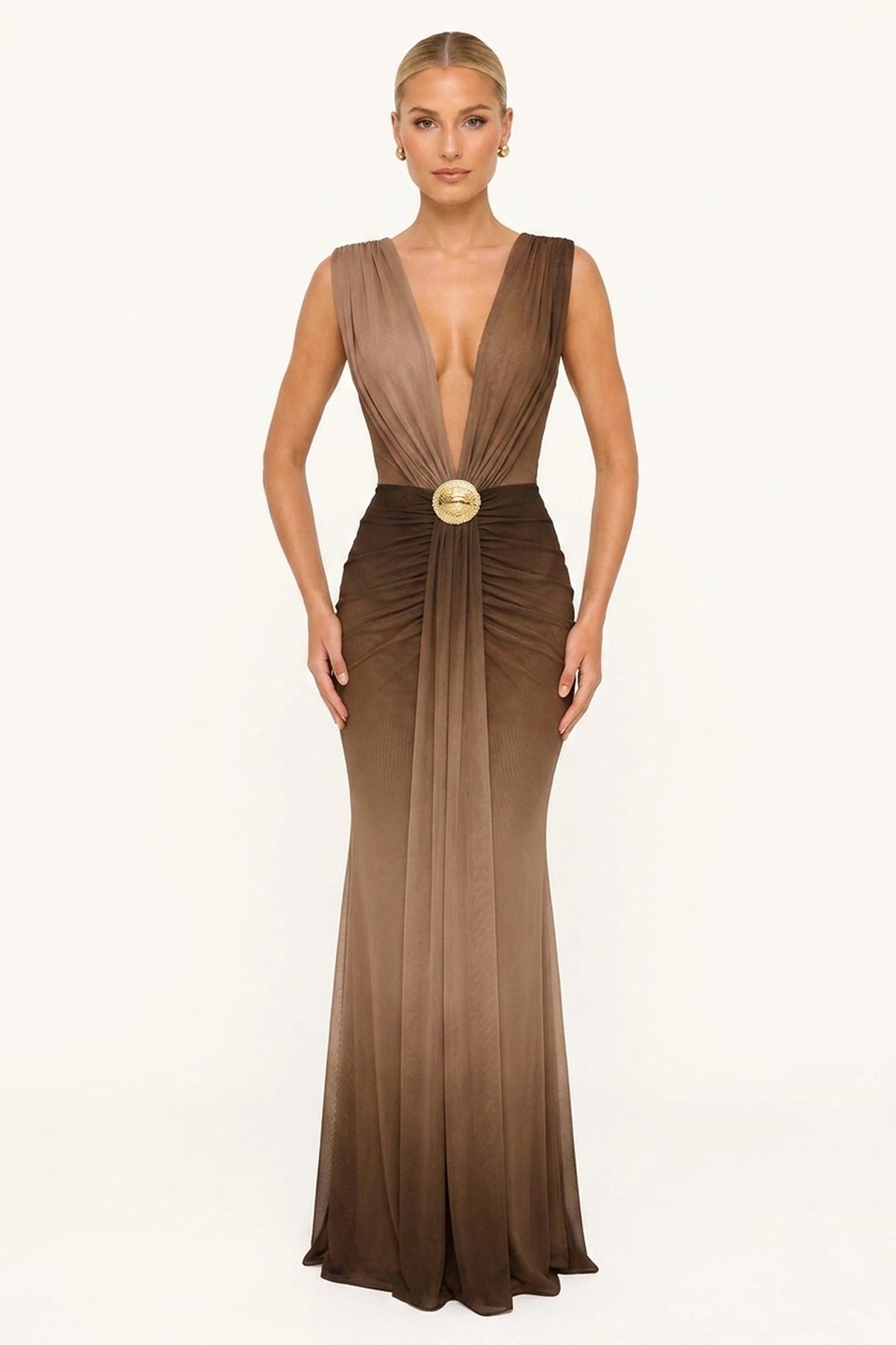 Robe sirène longue drapée Calypso marron glacé portée de face par Chloé avec coquillage doré