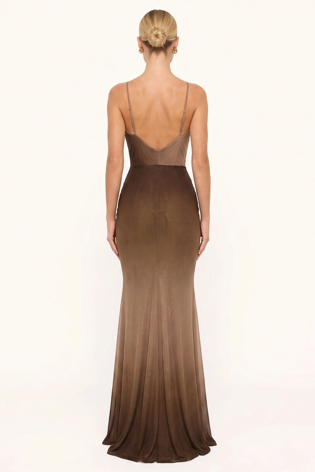 Robe sirène longue drapée Calypso marron glacé portée de dos par Chloé avec dégradé marron