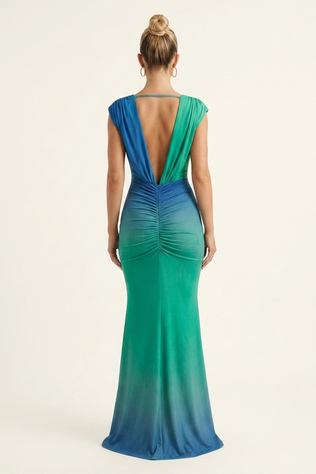 Robe sirène longue drapée Calypso vert lagon portée de dos par Chloé