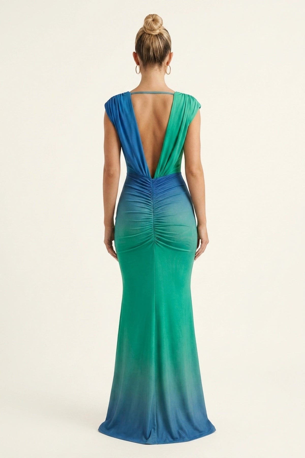 Robe sirène longue drapée Calypso vert lagon portée de dos par Chloé