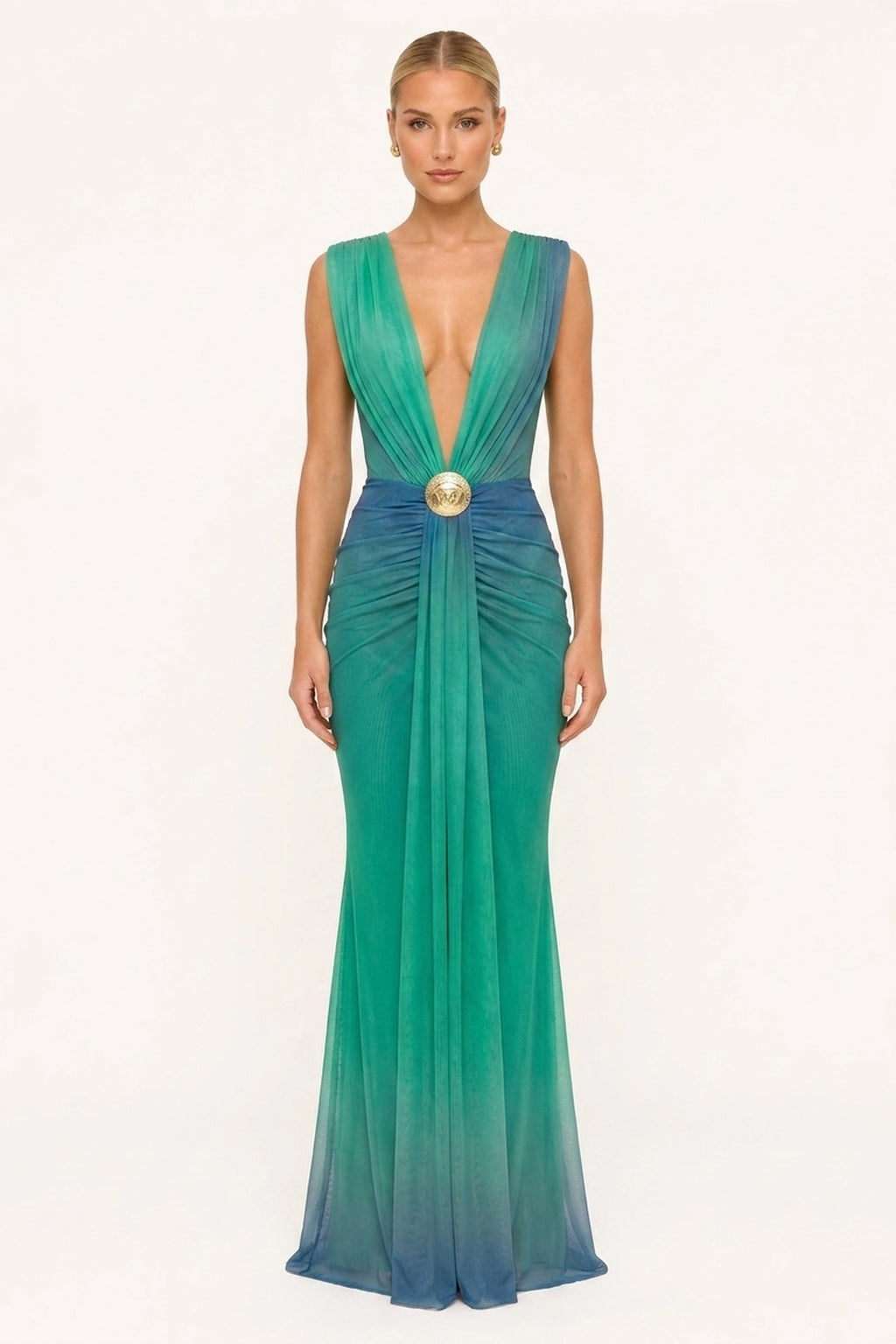 Robe sirène longue drapée Calypso vert lagon portée de face par Chloé avec coquillage doré