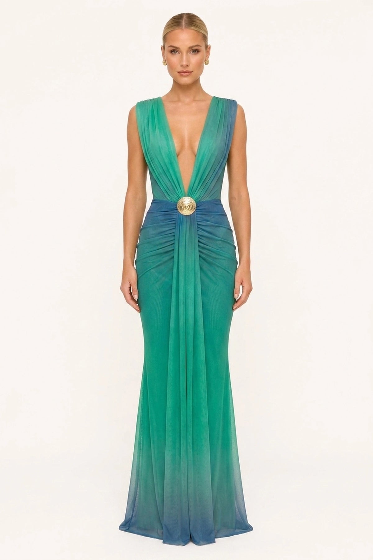Robe sirène longue drapée Calypso vert lagon portée de face par Chloé avec coquillage doré