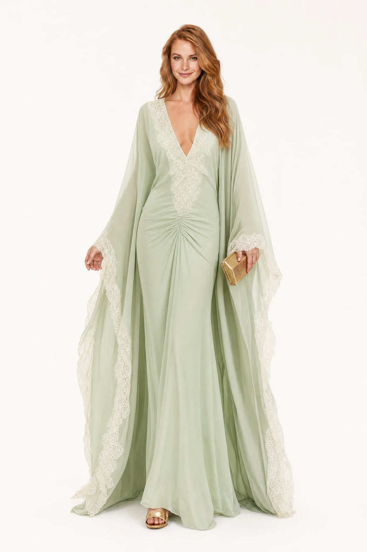 Robe sirène vert sauge Mathilde portée de face par Julie cheveux roux ondulés détachés, décolleté en V profond bordé de dentelle ivoire, manches amples drapées extra longues bordées de dentelle, taille froncée au centre, coupe sirène ajustée évasée vers l'ourlet