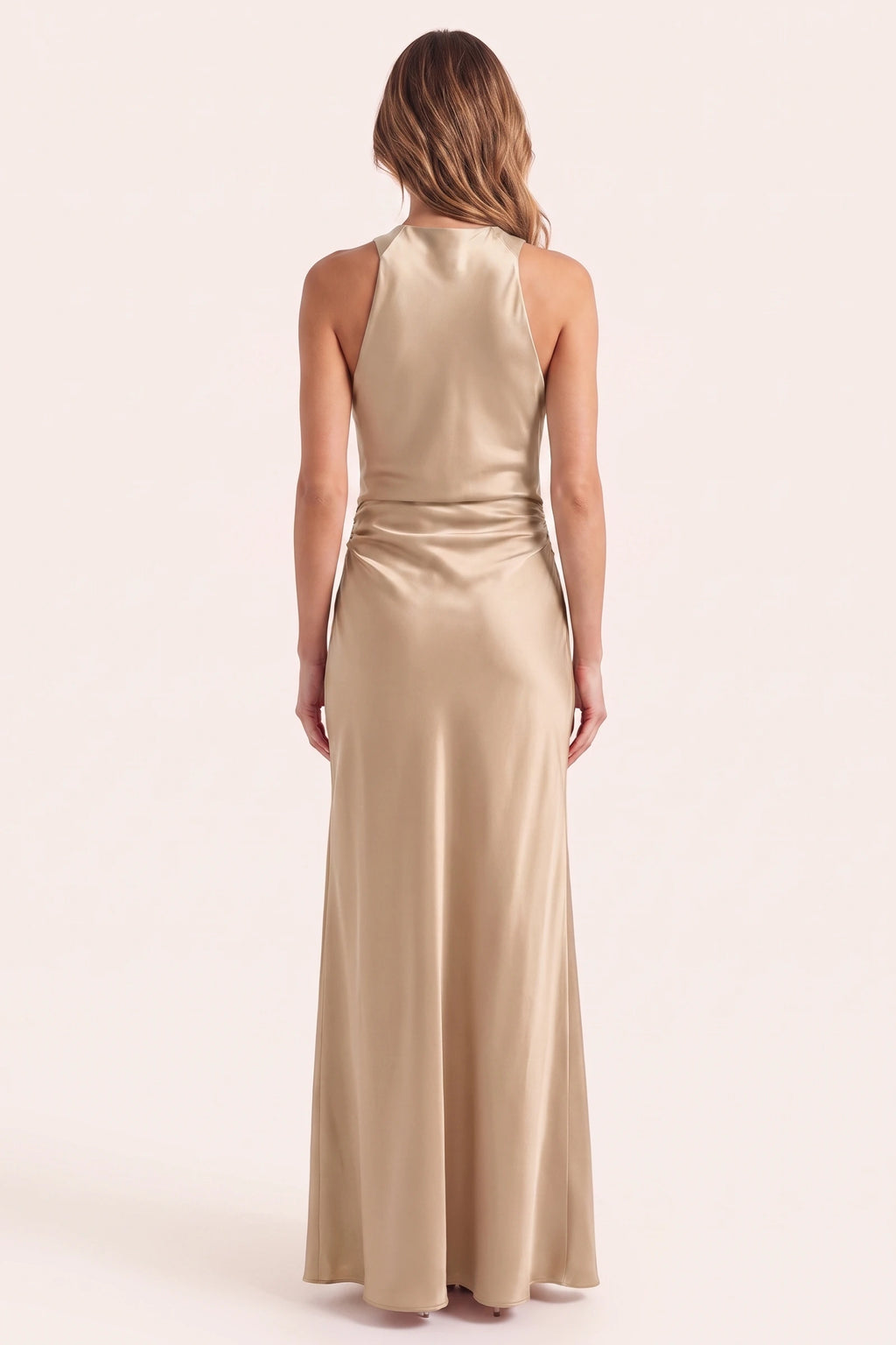 Robe de soirée satinée Élena beige portée de dos sur fond neutre clair, haut licou fidèle au fournisseur, épaules dégagées et coupe longue fluide