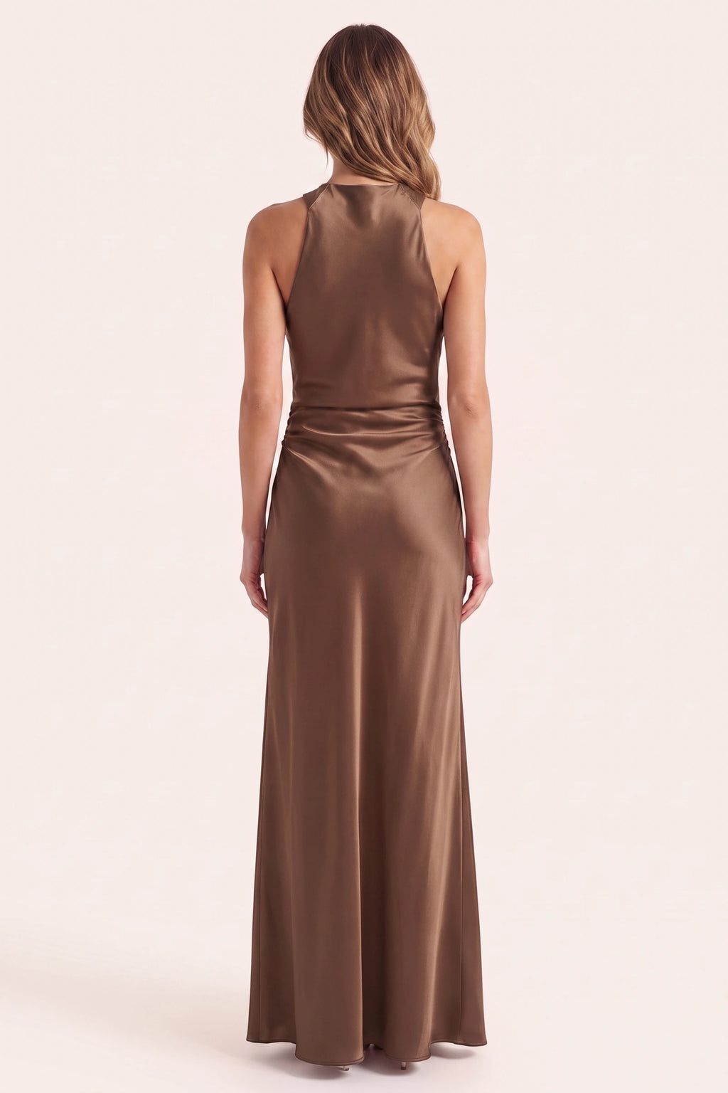 Robe de soirée satinée Élena marron portée de dos sur fond neutre clair, haut de robe élargi conforme, col licou et tombé satiné