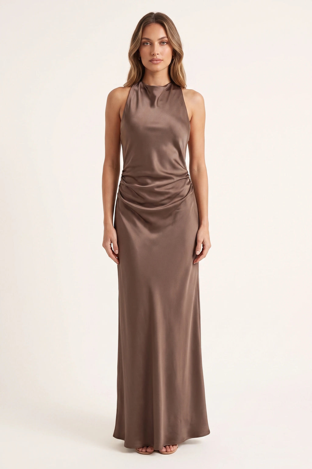 Robe de soirée satinée Élena marron portée de face sur fond neutre clair, tissu satiné, col licou et coupe longue sophistiquée