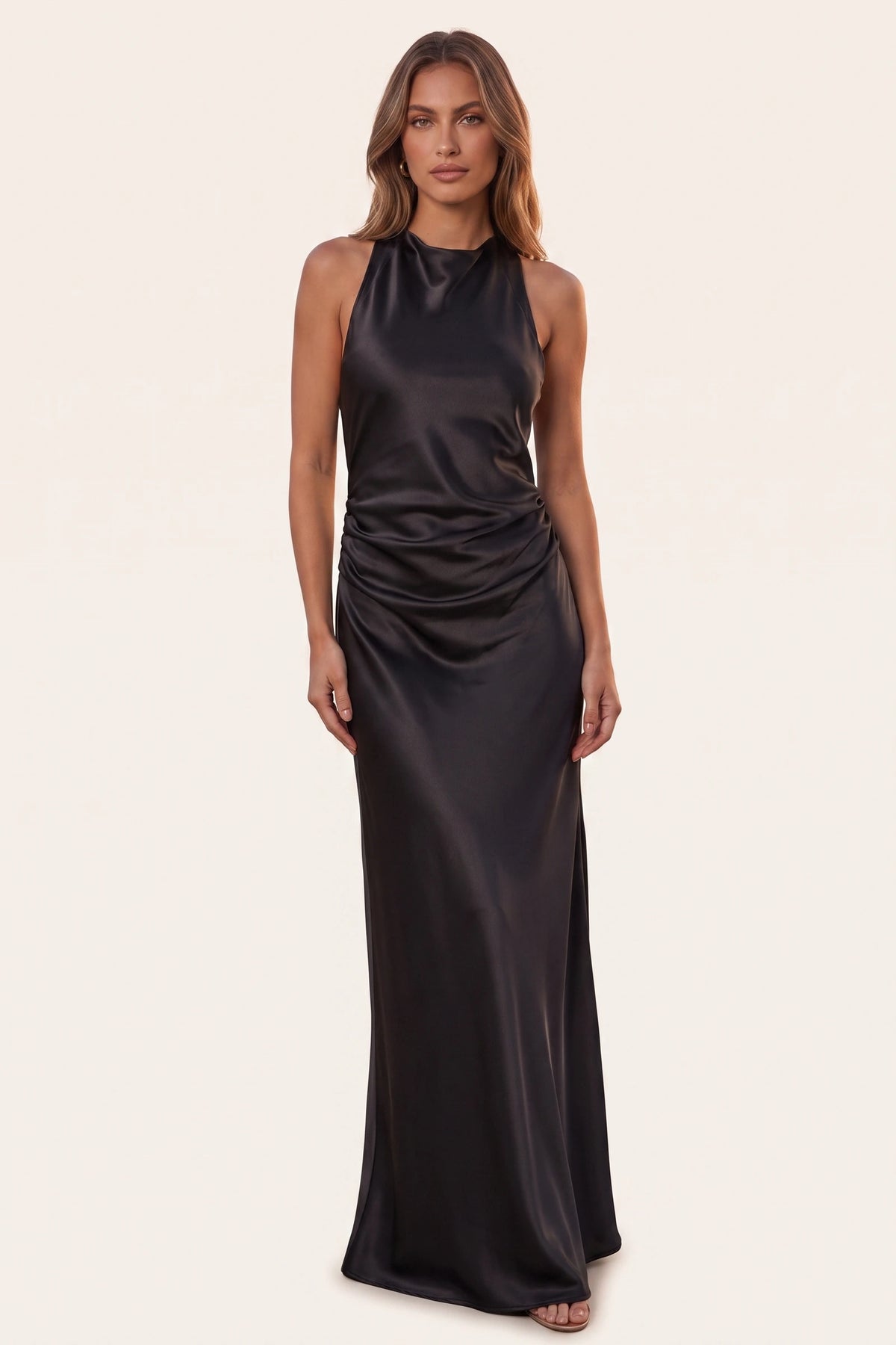 Robe de soirée satinée Élena noire portée de face sur fond neutre clair, silhouette longue, col licou et style chic intemporel