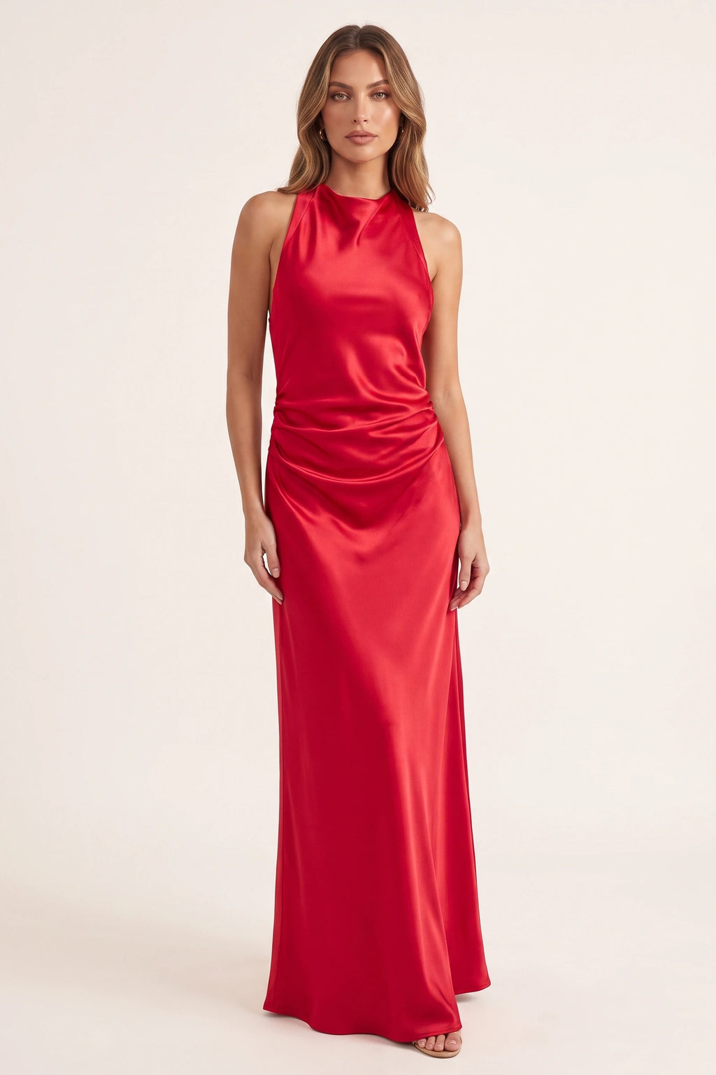 Robe de soirée satinée Élena rouge portée de face sur fond neutre clair, col licou, drapé lumineux et présence glamour