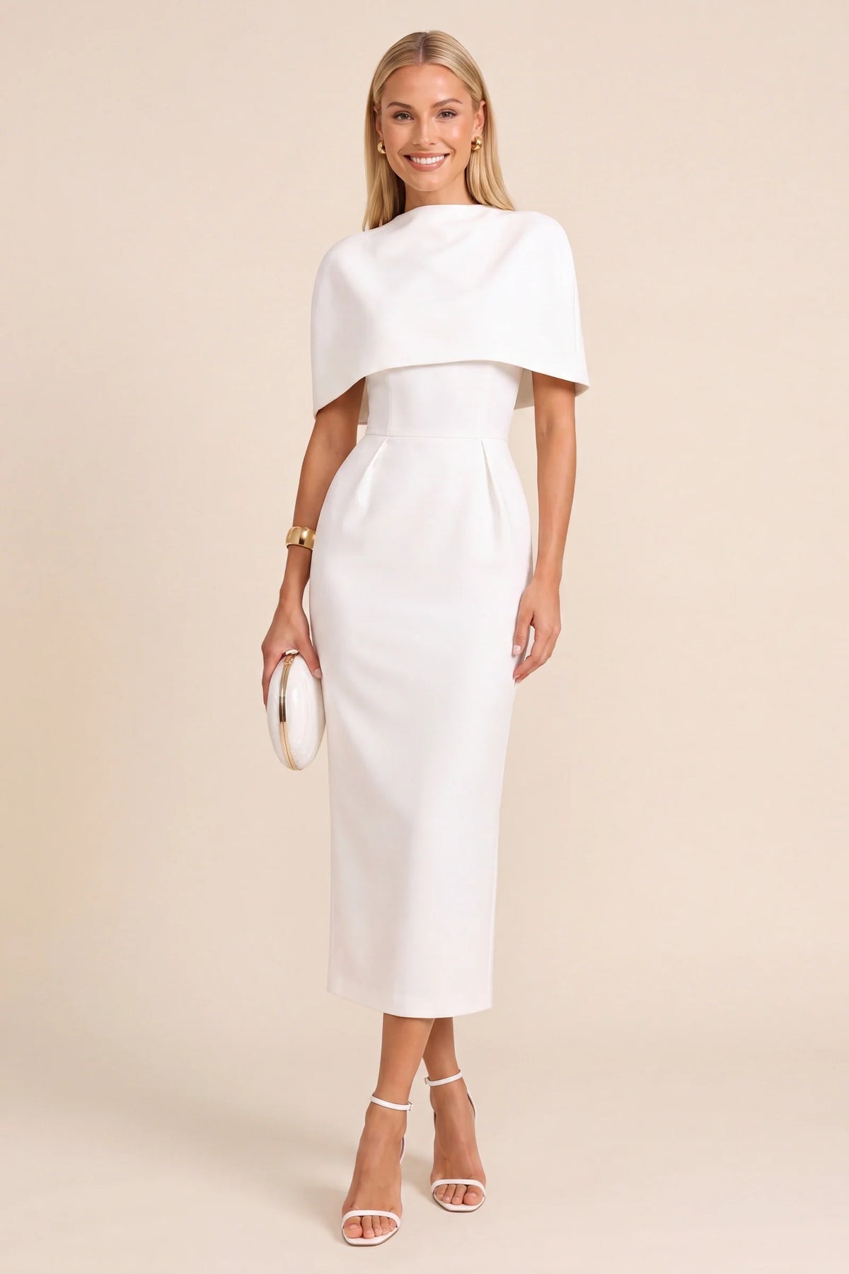 Robe tailleur femme Alice blanche portée de face par la mannequin Chloé, coupe midi ajustée, cape structurée, col haut et allure chic sur fond beige ivoire fond neutre clair, idéale pour cérémonie et réception élégante.