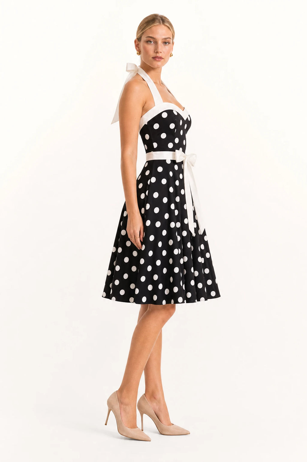 Dos de la robe Année 50 bleue à pois Amélie portée par Sophie, nœud halter noué à la nuque, empiècement dos smocké élastiqué, ceinture blanche nouée en nœud papillon
