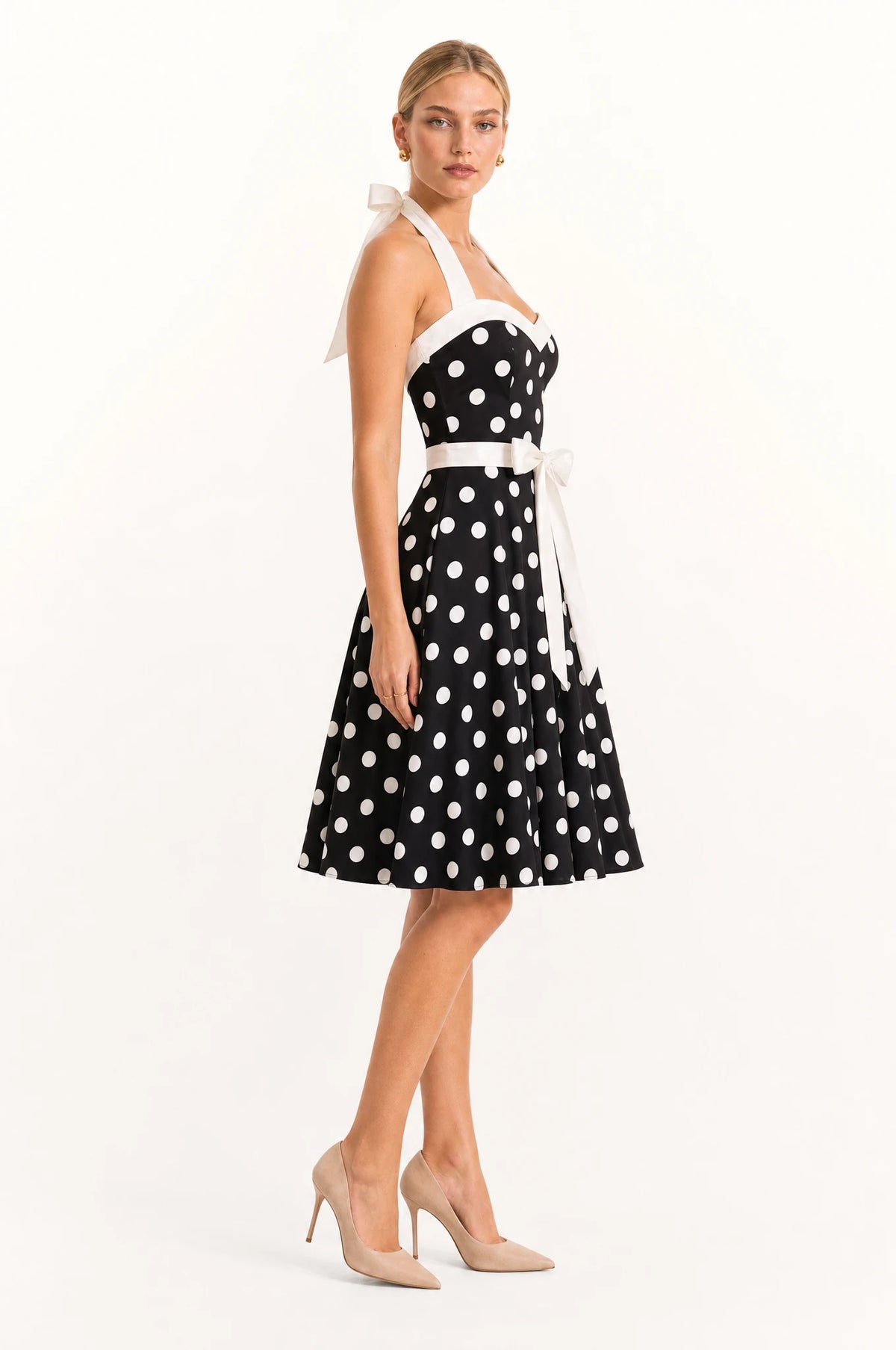 Dos de la robe Année 50 bleue à pois Amélie portée par Sophie, nœud halter noué à la nuque, empiècement dos smocké élastiqué, ceinture blanche nouée en nœud papillon