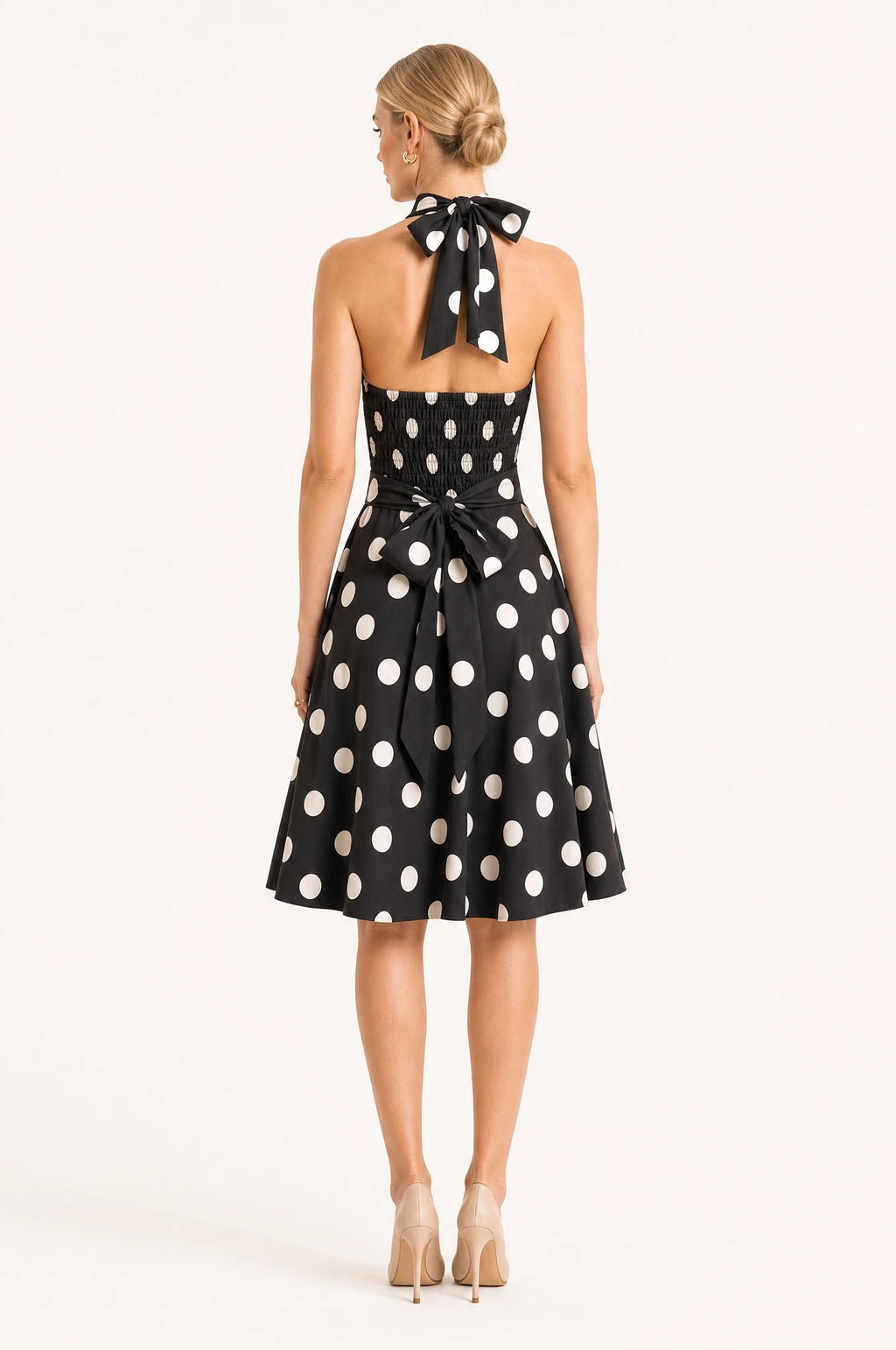 Dos de la robe Année 50 noire à pois Amélie portée par Sophie, nœud halter noué à la nuque, empiècement dos smocké élastiqué sans fermeture zippée, ceinture blanche nouée en nœud papillon