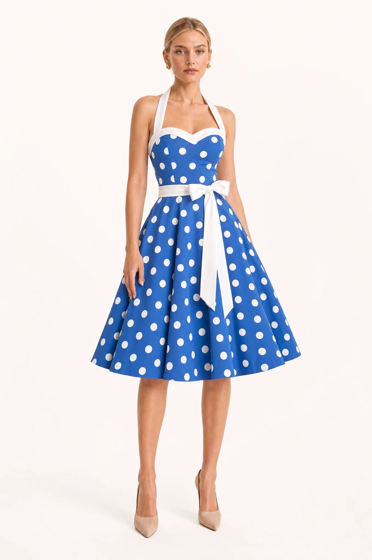 Robe Année 50 noire à pois Amélie vue de profil portée par Sophie, taille marquée par la ceinture blanche, jupe en corolle ample