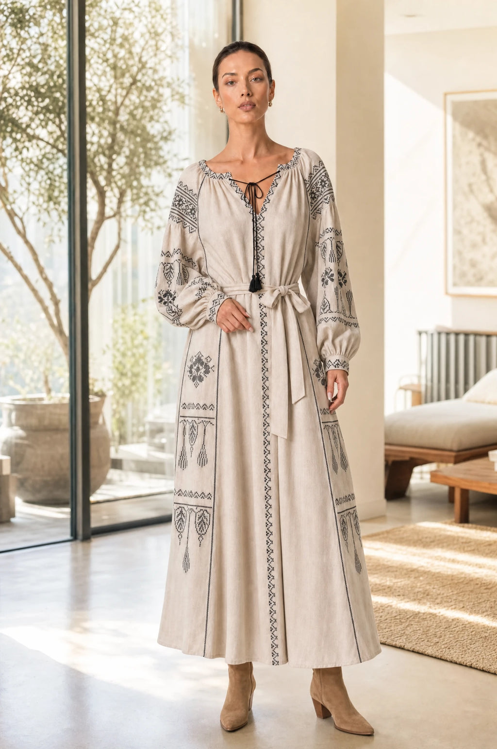 Robe vintage brodée beige Elsa portée par Nath dans un intérieur lumineux et moderne, décor minimaliste, lumière naturelle chaleureuse