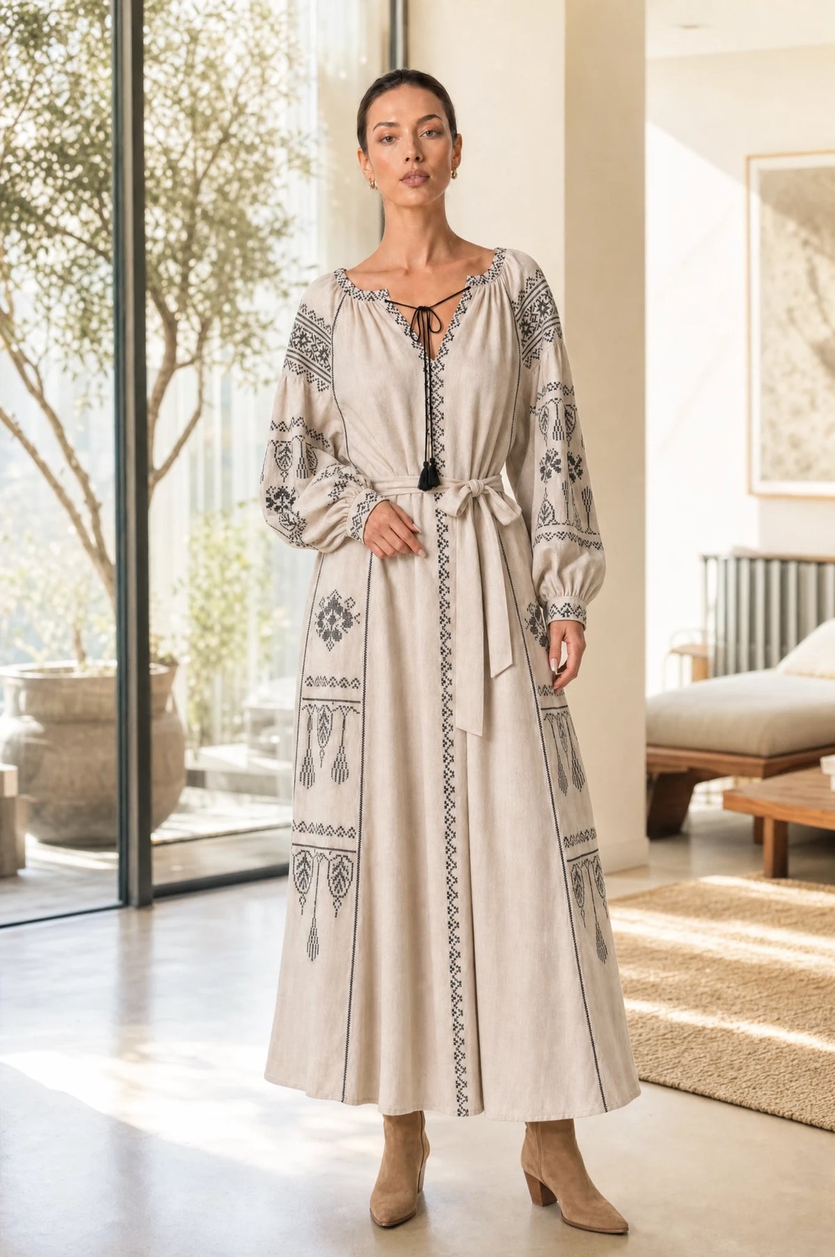 Robe vintage brodée beige Elsa portée par Nath dans un intérieur lumineux et moderne, décor minimaliste, lumière naturelle chaleureuse Image
