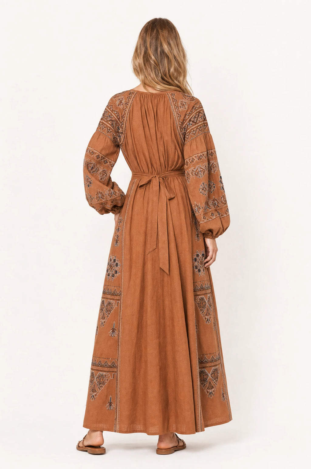 Robe vintage brodée Margot portée de dos par Aude, panneaux brodés ethniques sur les épaules et les manches, ceinture nouée dans le dos, jupe évasée fluide
